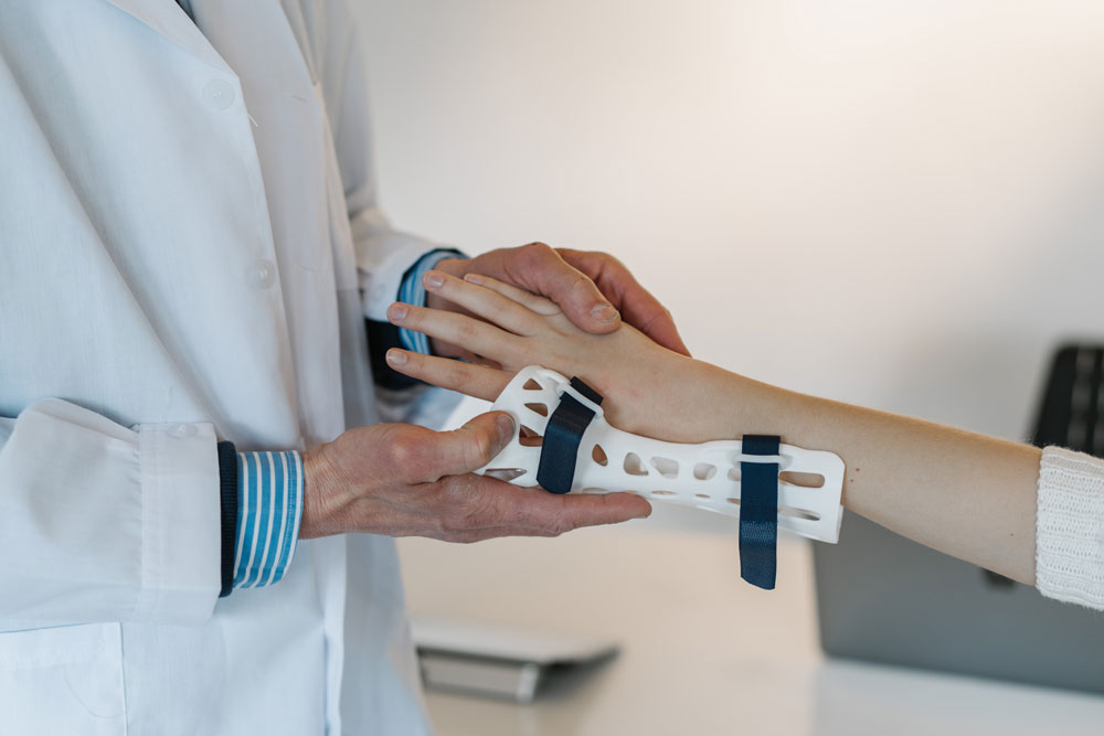 A doctor applying a 3D printed cast.